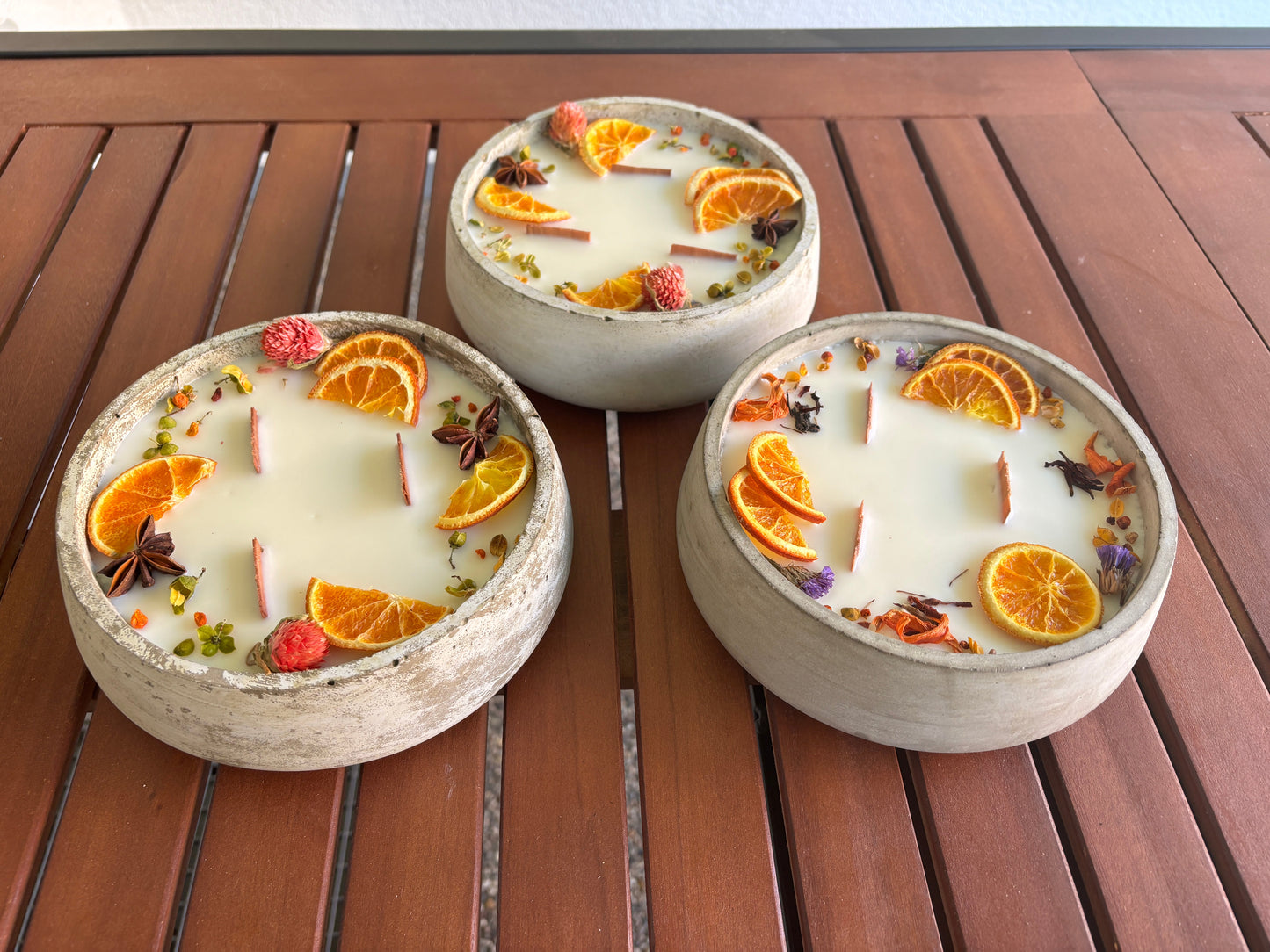 Handbesetze XXL Outdoor Citronella-Betonkerze „Big Grey - Mugge Schreck“ – Mit drei Holdochten - Handgemachter Insektenschutz aus dem Südschwarzwald mit Blütenverzierung