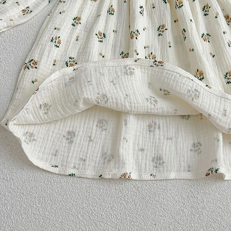 Süßes Prinzessinnen-Kleid mit Rosenprint