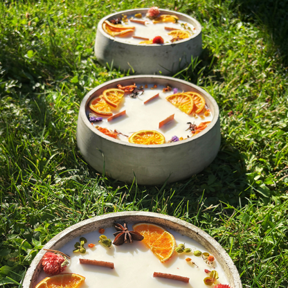 Handbesetze XXL Outdoor Citronella-Betonkerze „Big Grey - Mugge Schreck“ – Mit drei Holdochten - Handgemachter Insektenschutz aus dem Südschwarzwald mit Blütenverzierung