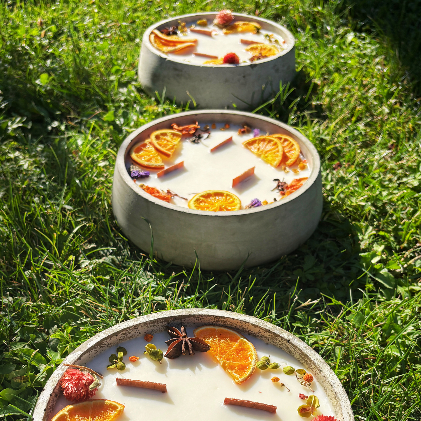 Große Outdoor Citronella-Betonkerze „Big Grey - Mugge Schreck“ – Mit drei Holdochten - Handgemachter Insektenschutz aus dem Südschwarzwald mit Blütenverzierung