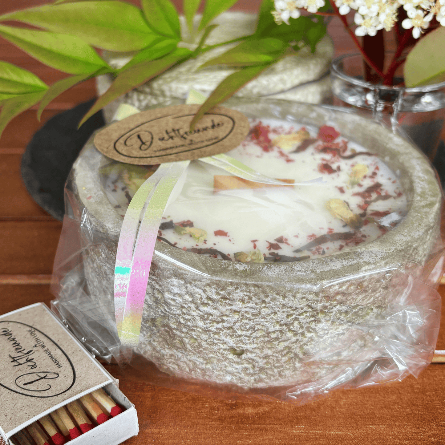 Handgemachte Betonkerze „Black Cinnamon“ - Stilvolle Sojawachskerze für Ihr Zuhause. Mit Blütenverzierung und HOCHWERTIGEM Baumwolldocht aus dem Südschwarzwald