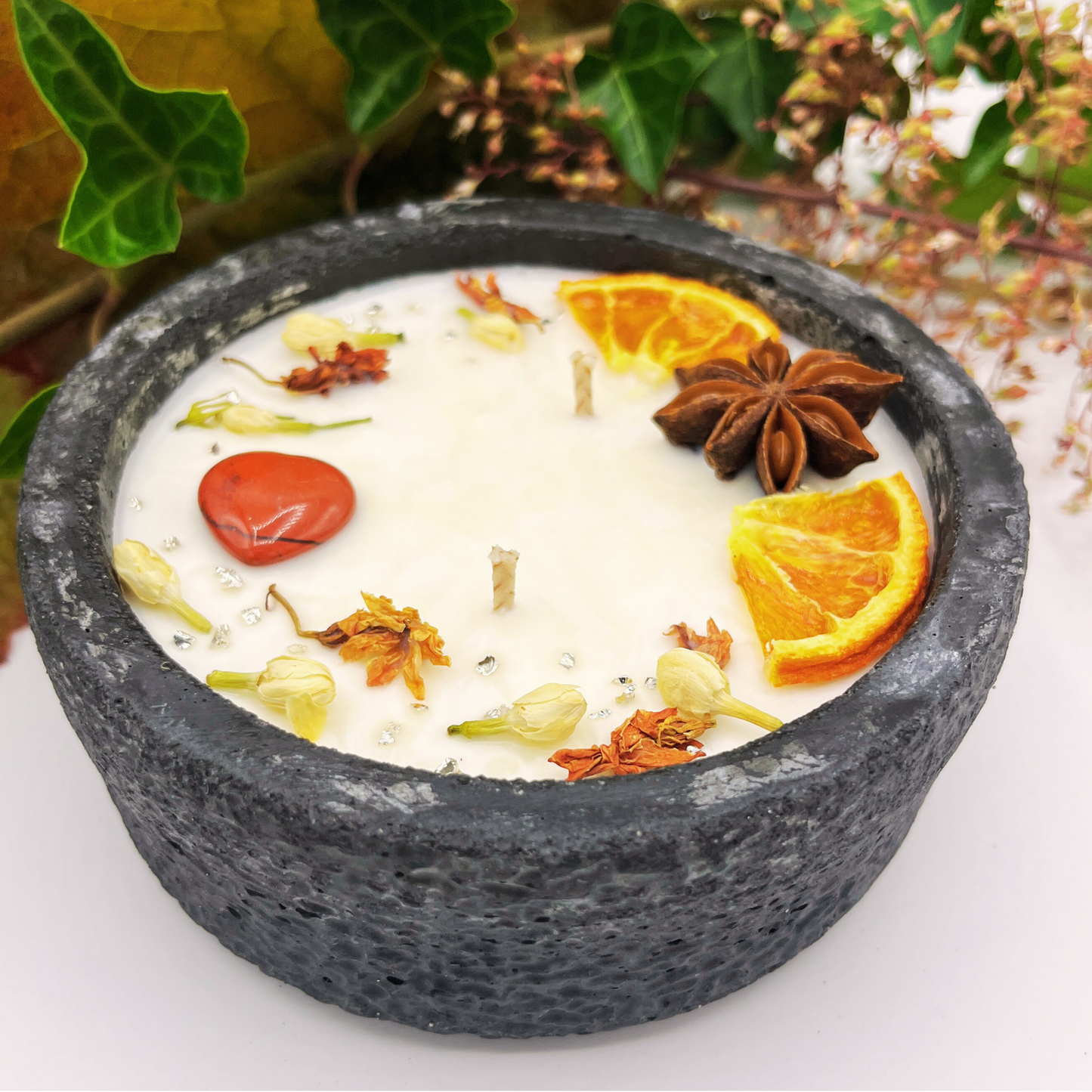 Black Edition Handgemachte Betonkerze „Black Hearts“ - Stilvolle Sojawachskerze für Ihr Zuhause. Mit Blütenverzierung und HOCHWERTIGEM Baumwolldocht aus dem Südschwarzwald