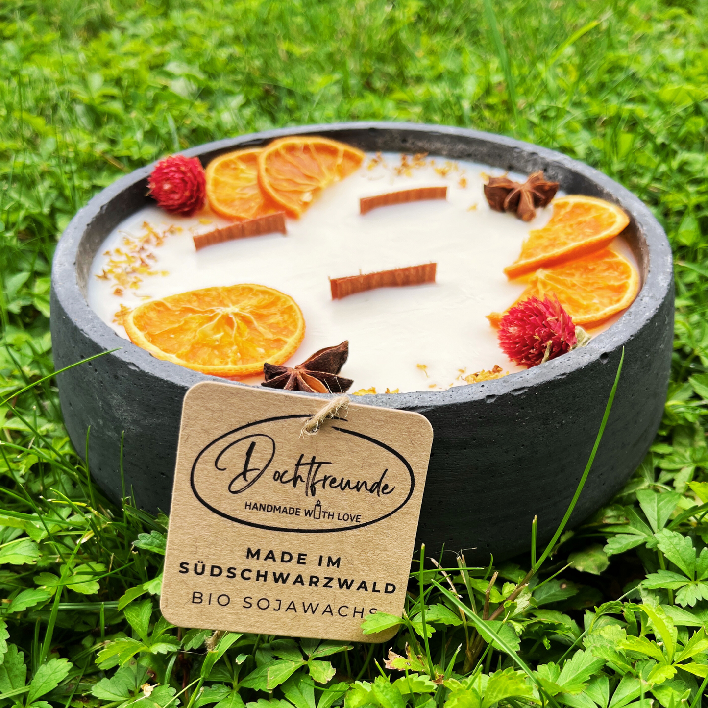 Handbesetze XXL Outdoor Citronella-Betonkerze Black Edition „Big Black - Mugge Schreck“ – Mit drei Holdochten - Handgemachter Insektenschutz aus dem Südschwarzwald mit Blütenverzierung