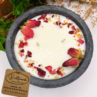 Handgemachte Betonkerze „Black Roses“ Aromakerze- Stilvolle Sojawachskerze für Ihr Zuhause. Mit Blütenverzierung und HOCHWERTIGEM Baumwolldocht aus dem Südschwarzwald