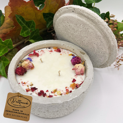 Handgefertigte Betonkerze Betongrau „Herbstglühen“ für Herbst und Winter - Stilvolle Sojawachskerze für Ihr Zuhause. Mit Blütenverzierung und HOCHWERTIGEM Baumwolldocht aus dem Südschwarzwald