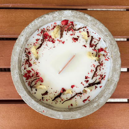 Limitierte Einzelstücke: Outdoor Citronella-Betonkerze „Mugge Schreck“ – Handgemachter Insektenschutz aus dem Südschwarzwald mit Blütenverzierung