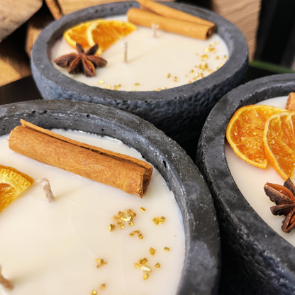 Handgemachtes Betonkerzen-Set 3x Schwarz "Black Cinnamon" - Stilvolle Sojawachskerze für Ihr Zuhause. Aromatherapie Kerze mit Blütenverzierung und HOCHWERTIGEM Baumwolldocht aus dem Südschwarzwald