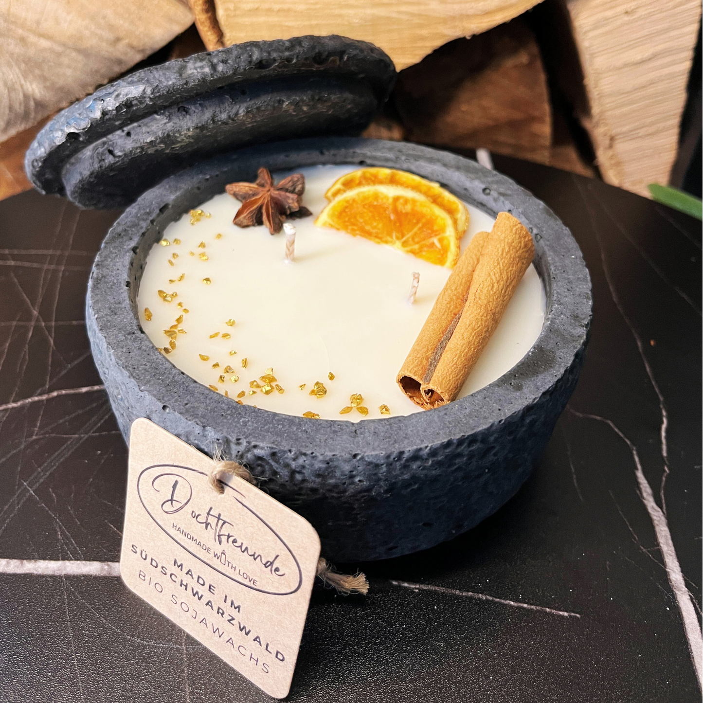 Handgemachtes Betonkerzen-Set 4x Schwarz "Black Cinnamon" - Stilvolle Sojawachskerze für Ihr Zuhause. Aromatherapie Kerze mit Blütenverzierung und HOCHWERTIGEM Baumwolldocht aus dem Südschwarzwald