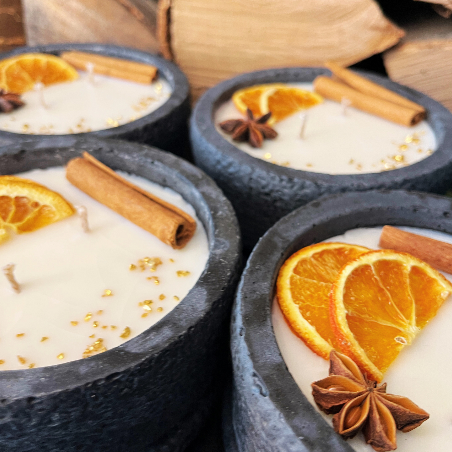 Handgemachtes Betonkerzen-Set 4x Schwarz "Black Cinnamon" - Stilvolle Sojawachskerze für Ihr Zuhause. Aromatherapie Kerze mit Blütenverzierung und HOCHWERTIGEM Baumwolldocht aus dem Südschwarzwald