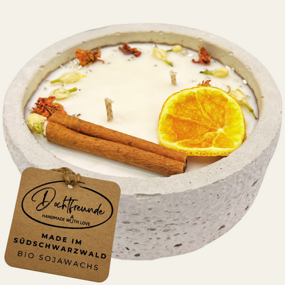 Zwei Docht Betonkerze Betongrau „Grey Orange“ für Herbst und Winter - Stilvolle Aroma Sojawachskerze für Ihr Zuhause. Mit Blütenverzierung und HOCHWERTIGEM Baumwolldocht aus dem Südschwarzwald