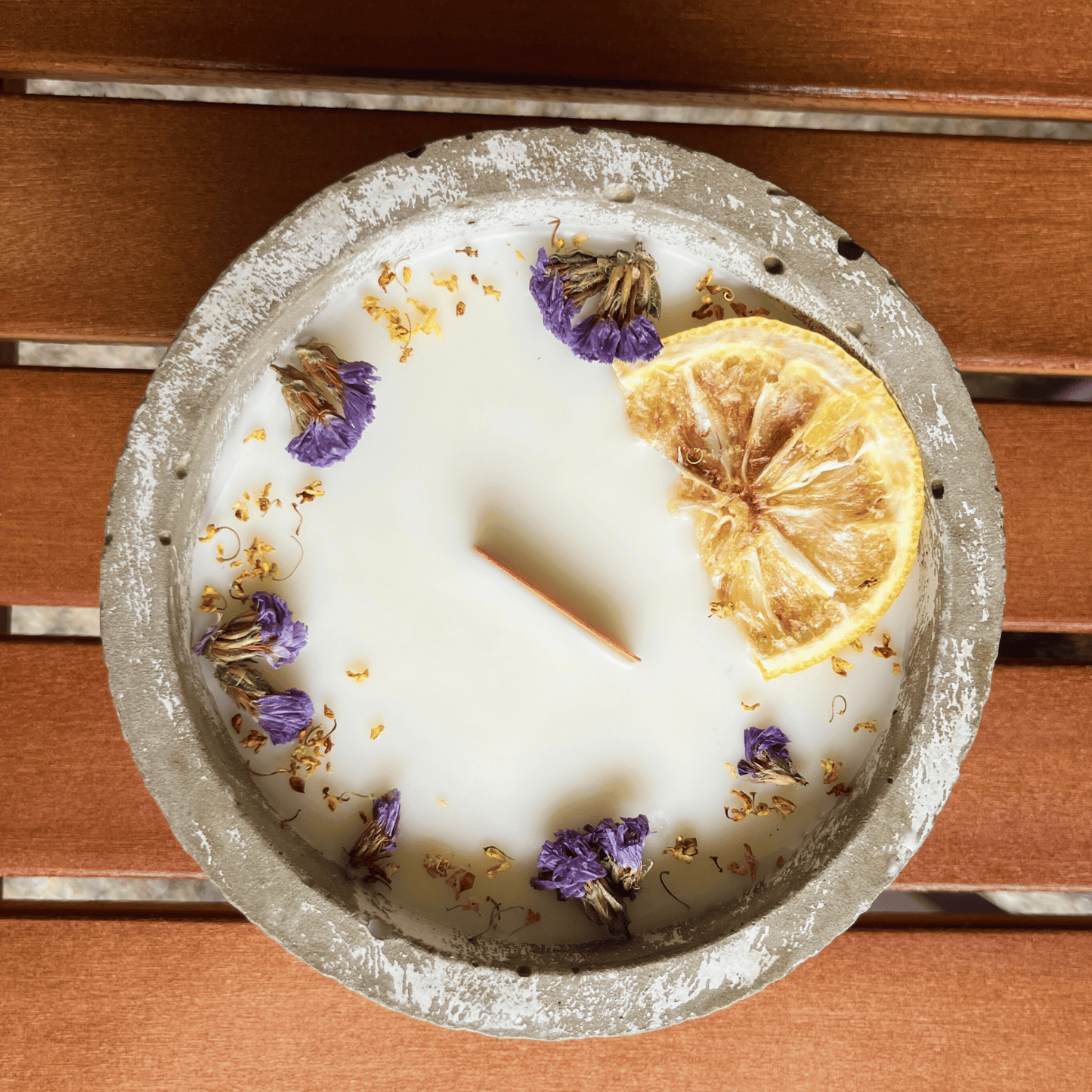 Limitierte Einzelstücke: Outdoor Citronella-Betonkerze „Mugge Schreck“ – Handgemachter Insektenschutz aus dem Südschwarzwald mit Blütenverzierung