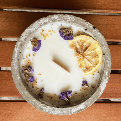 Limitierte Einzelstücke: Outdoor Citronella-Betonkerze „Mugge Schreck“ – Handgemachter Insektenschutz aus dem Südschwarzwald mit Blütenverzierung