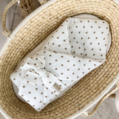 Babyhörnchen Musselin Herzen braun mit Schleife – Puckdecke & Einschlagdecke