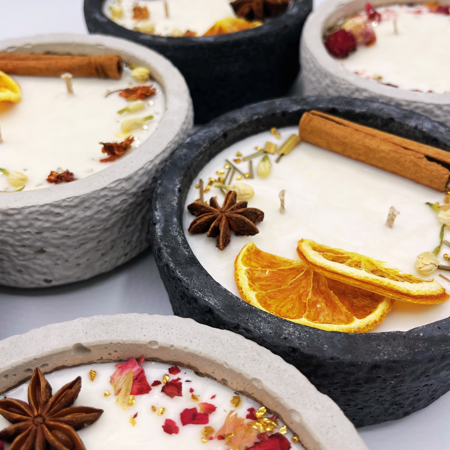 Handgemachte Betonkerze „Black Cinnamon“ - Stilvolle Sojawachskerze für Ihr Zuhause. Mit Blütenverzierung und HOCHWERTIGEM Baumwolldocht aus dem Südschwarzwald