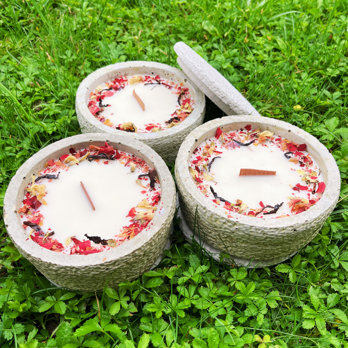 Outdoor Citronella-Betonkerzenset  „Grey - Mugge Schreck“ – Handgemachter Insektenschutz aus dem Südschwarzwald mit Blütenverzierung  3x Betonkerzen im Set