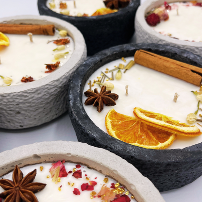 Zwei Docht Betonkerze Betongrau „Grey Orange“ für Herbst und Winter - Stilvolle Aroma Sojawachskerze für Ihr Zuhause. Mit Blütenverzierung und HOCHWERTIGEM Baumwolldocht aus dem Südschwarzwald