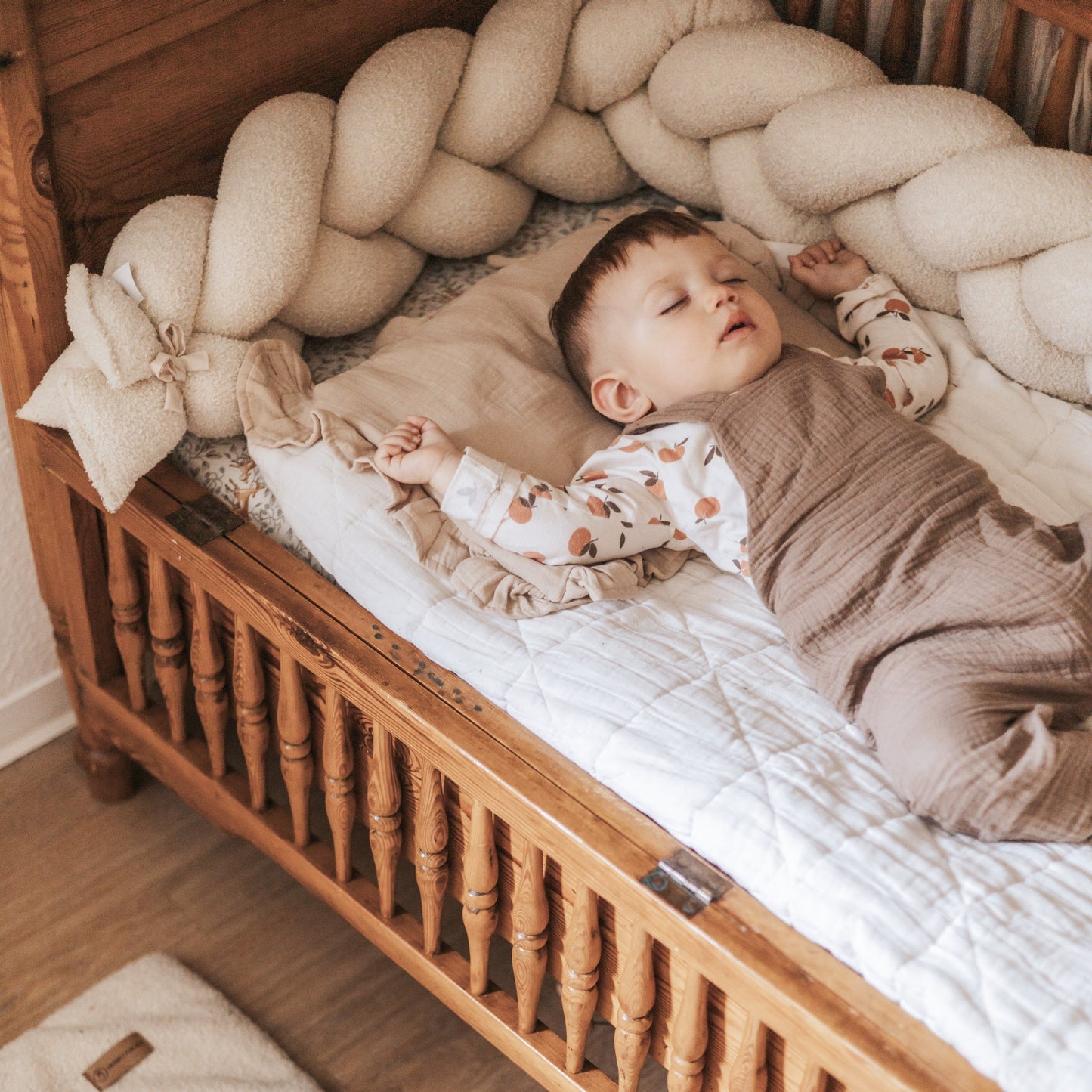 Bettschlange geflochten Teddystoff Bouclé – Kuschelige Bettumrandung