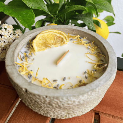 Limitierte Einzelstücke: Outdoor Citronella-Betonkerze „Mugge Schreck“ – Handgemachter Insektenschutz aus dem Südschwarzwald mit Blütenverzierung