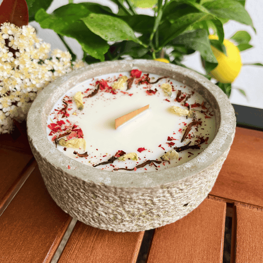 Limitierte Einzelstücke: Outdoor Citronella-Betonkerze „Mugge Schreck“ – Handgemachter Insektenschutz aus dem Südschwarzwald mit Blütenverzierung