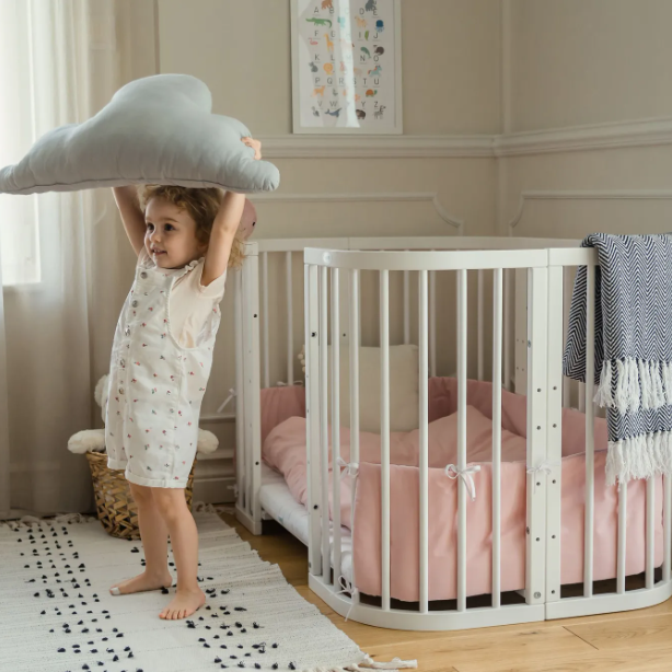 Babybett 7-in-1 – Ein Bett für viele Jahre - mitwachsend | Quadratische Form