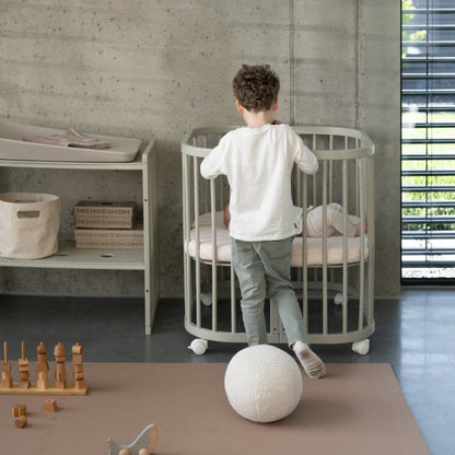 Babybett 7-in-1 – Ein Bett für viele Jahre - mitwachsend | Quadratische Form