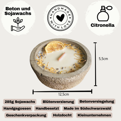Citronella Sommerkerze im Betongefäß – Stilvolle Sojawachskerze Betonfeuer mit Blütenverzierung & hochwertigem Holzdocht handgemacht aus dem Südschwarzwald für Outdoor & Zuhause