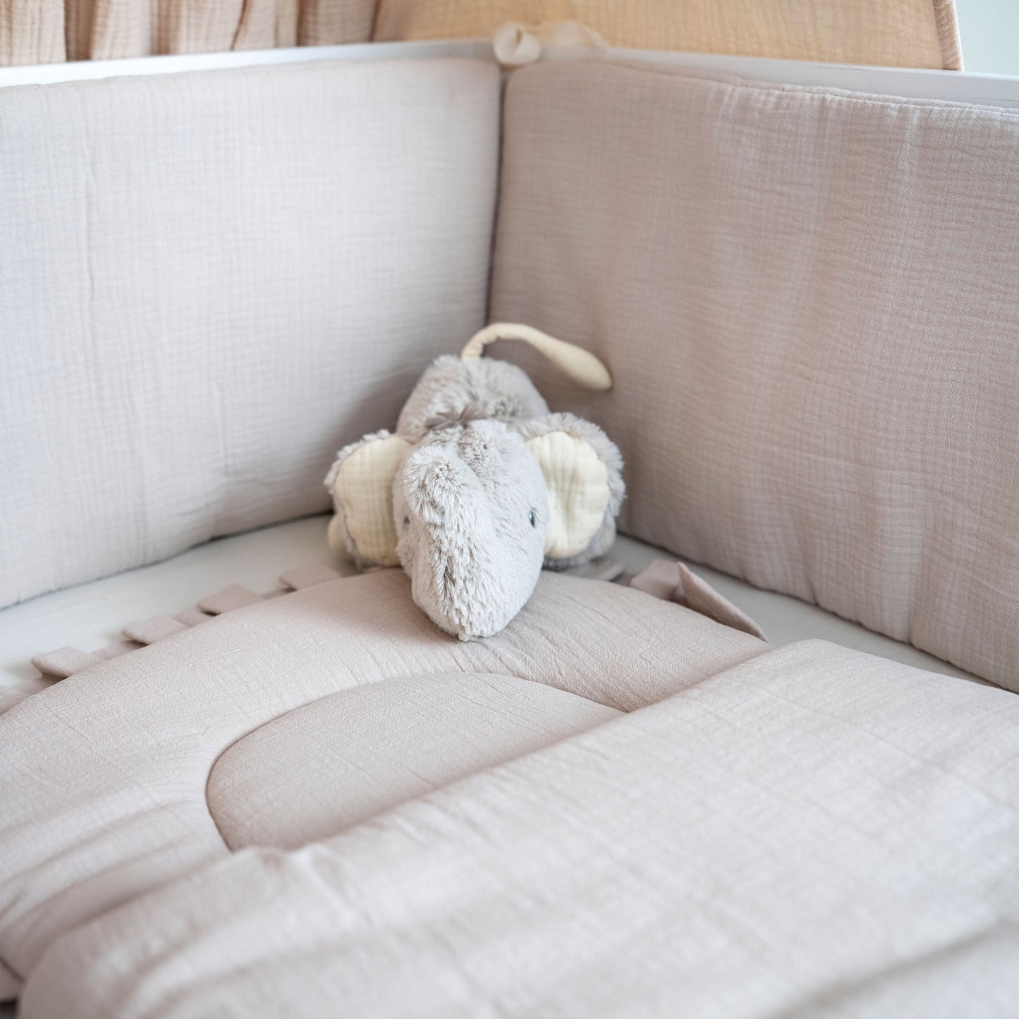 Bettumrandung Musselin für Babybett & Beistellbett – Weich, Sicher & Handgefertigt