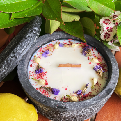 Citronella Sommerkerze im Betongefäß – Stilvolle Sojawachskerze Betonfeuer mit Blütenverzierung & hochwertigem Holzdocht handgemacht aus dem Südschwarzwald für Outdoor & Zuhause