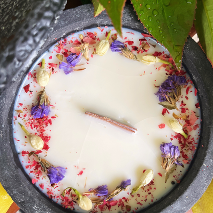 Citronella Sommerkerze im Betongefäß – Stilvolle Sojawachskerze Betonfeuer mit Blütenverzierung & hochwertigem Holzdocht handgemacht aus dem Südschwarzwald für Outdoor & Zuhause