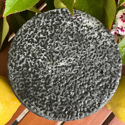 Black Edition HANDGEMACHTE Citronella BETONKERZE - Stilvolle Sojawachskerze für Ihr Zuhause. Outdoor Kerze mit Blütenverzierung und HOCHWERTIGEM Holzdocht aus dem Südschwarzwald