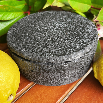 HANDGEMACHTE Citronella BETONKERZE Schwarz - Stilvolle Sojawachskerze für Ihr Zuhause. Outdoor Kerze mit Blütenverzierung und HOCHWERTIGEM Holzdocht aus dem Südschwarzwald